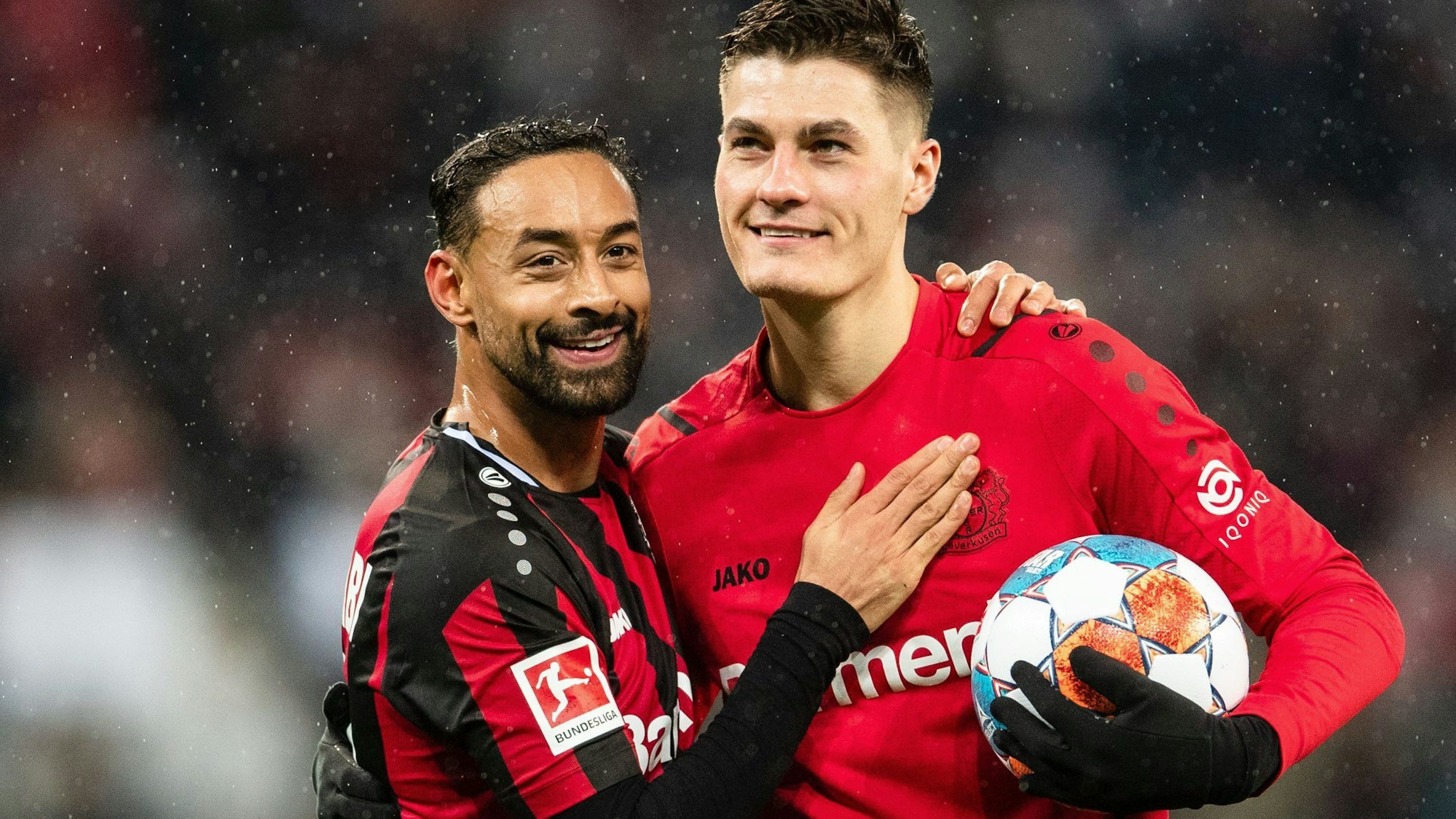Leverkusens Karim Bellarabi (l) und Patrik Schick umarmen sich.