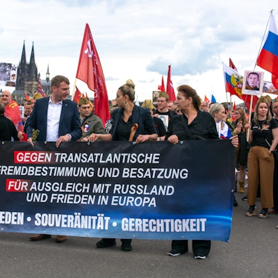 06.05.2023, Köln: Auf der Deutzer Werft gab es eine pro-russische Kundgebung. Der Angriffskrieg Russlands gegen die Ukraine wird weltweit kritisiert. Foto: Uwe Weiser