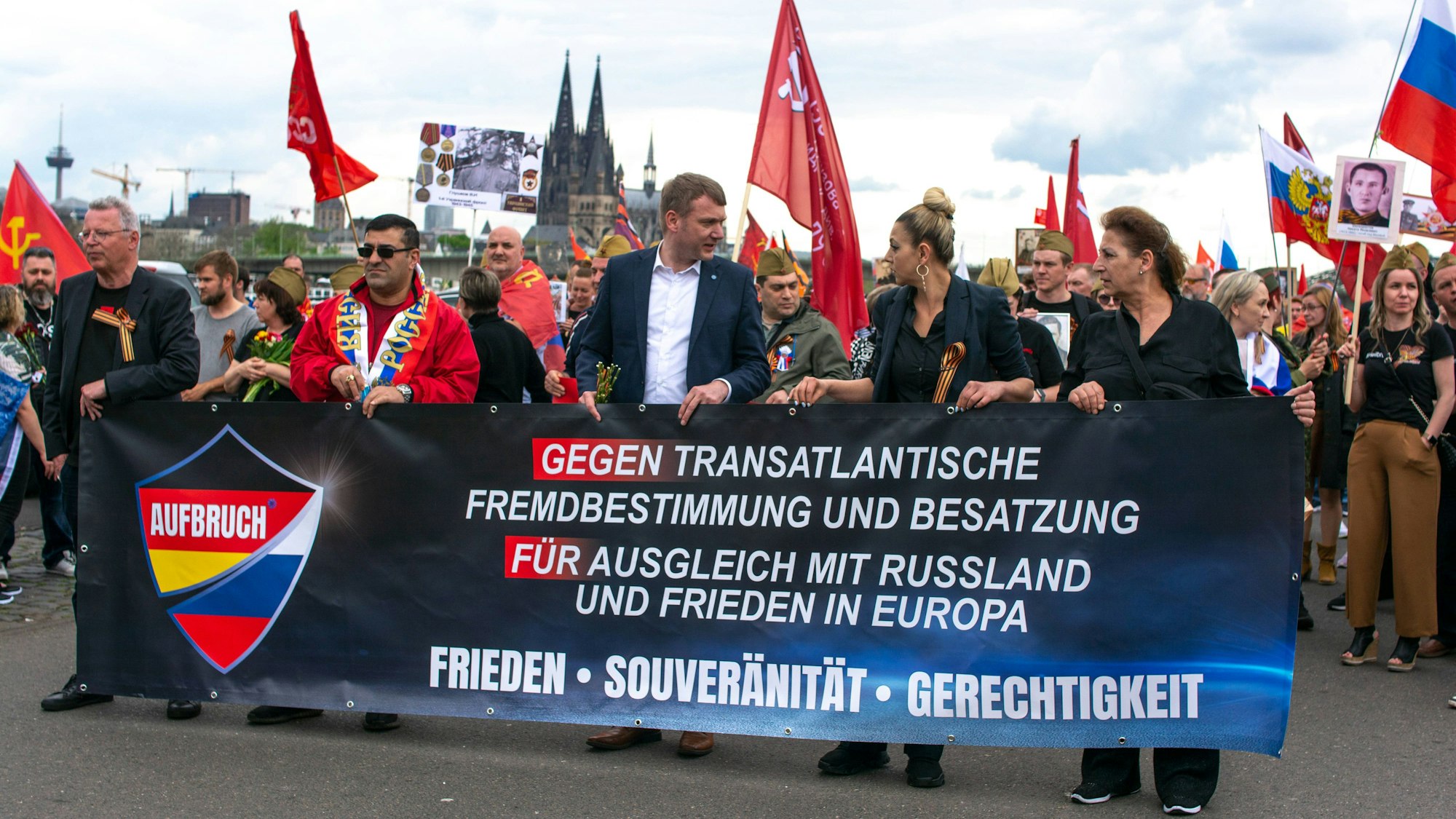 06.05.2023, Köln: Auf der Deutzer Werft gab es eine pro-russische Kundgebung. Der Angriffskrieg Russlands gegen die Ukraine wird weltweit kritisiert. Foto: Uwe Weiser