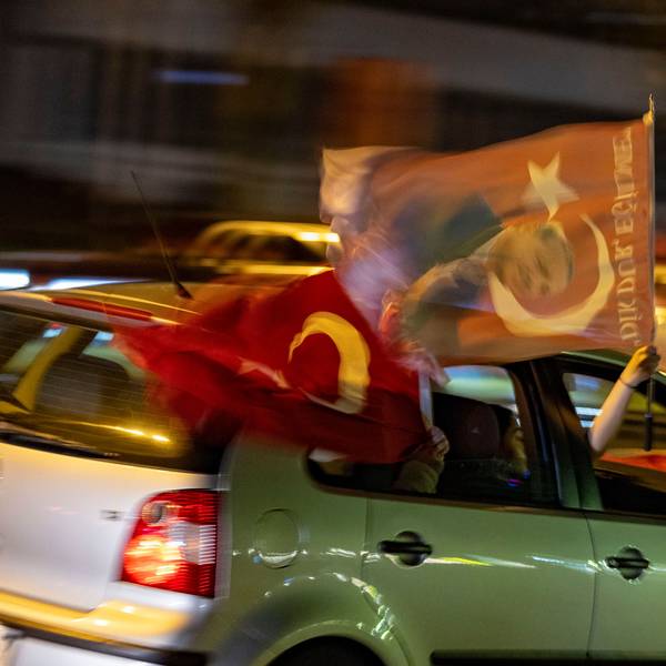 Am Abend der Wahl fahren Anhänger des bislang amtierenden türkischen Präsidenten Erdogan in Duisburg-Marxloh mit ihren Autos über die Straßen, Hupkonzerte ertönen, türkische Flaggen werden geschwenkt.