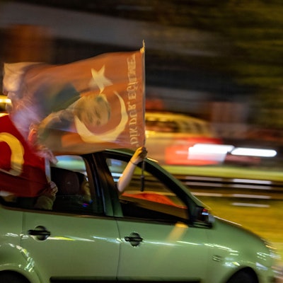 Am Abend der Wahl fahren Anhänger des bislang amtierenden türkischen Präsidenten Erdogan in Duisburg-Marxloh mit ihren Autos über die Straßen, Hupkonzerte ertönen, türkische Flaggen werden geschwenkt.