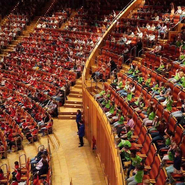 Grundschulkinder in farbigen T-Shirts sbelagern die Publikumsreihen der Kölner Philharmonie, mehr als 1500 waren es insgesamt beim Abschlusskonzert des „Singpause“-Projekts.