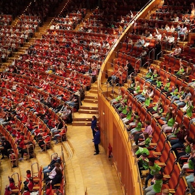 Grundschulkinder in farbigen T-Shirts sbelagern die Publikumsreihen der Kölner Philharmonie, mehr als 1500 waren es insgesamt beim Abschlusskonzert des „Singpause“-Projekts.