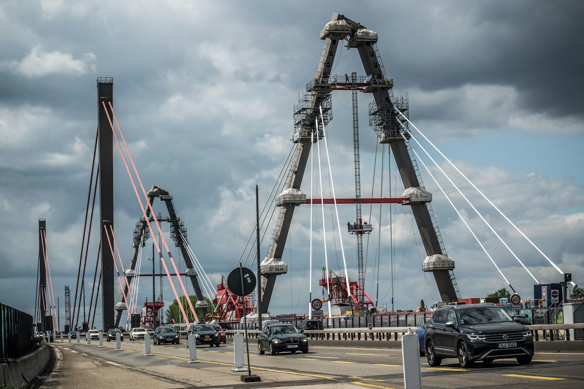 Der Pylon wird eingerüstet, die Tragseile werden nach und nach eingebaut.