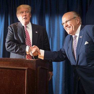 Laut einer ehemaligen Mitarbeiterin von Rudy Giuliani (r.) sollen der US-Anwalt und der ehemalige US-Präsident Donald Trump (l.) gemeinsam Begnadigungen zum Kauf angeboten haben. (Archivbild)