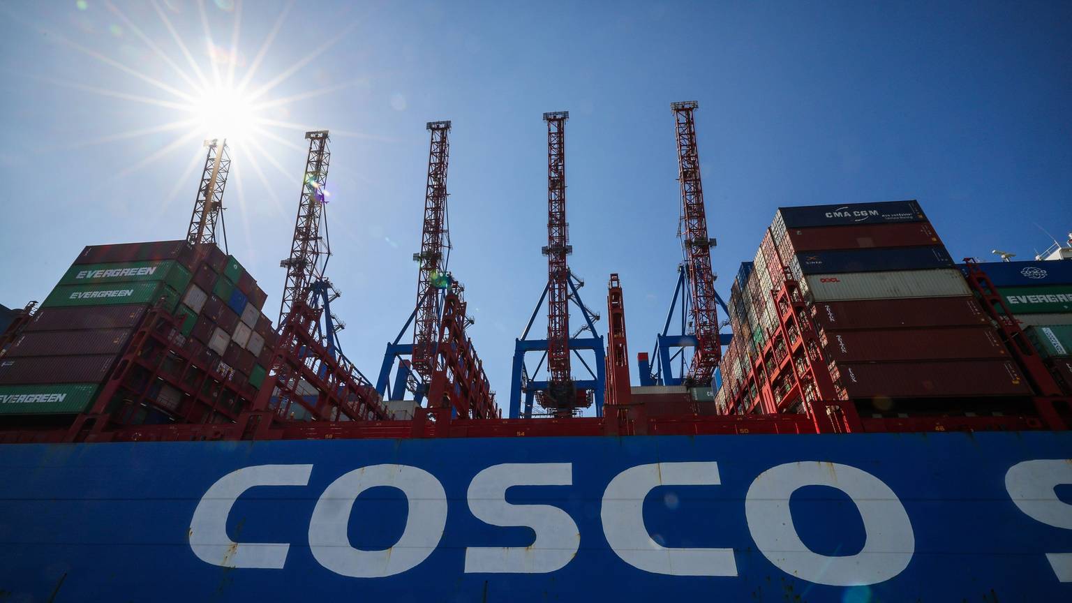 Das Containerschiff „CSCL Pacific Ocean“ der Rederei Cosco liegt am Terminal Tollerort der Hamburger Hafen und Logistik AG.