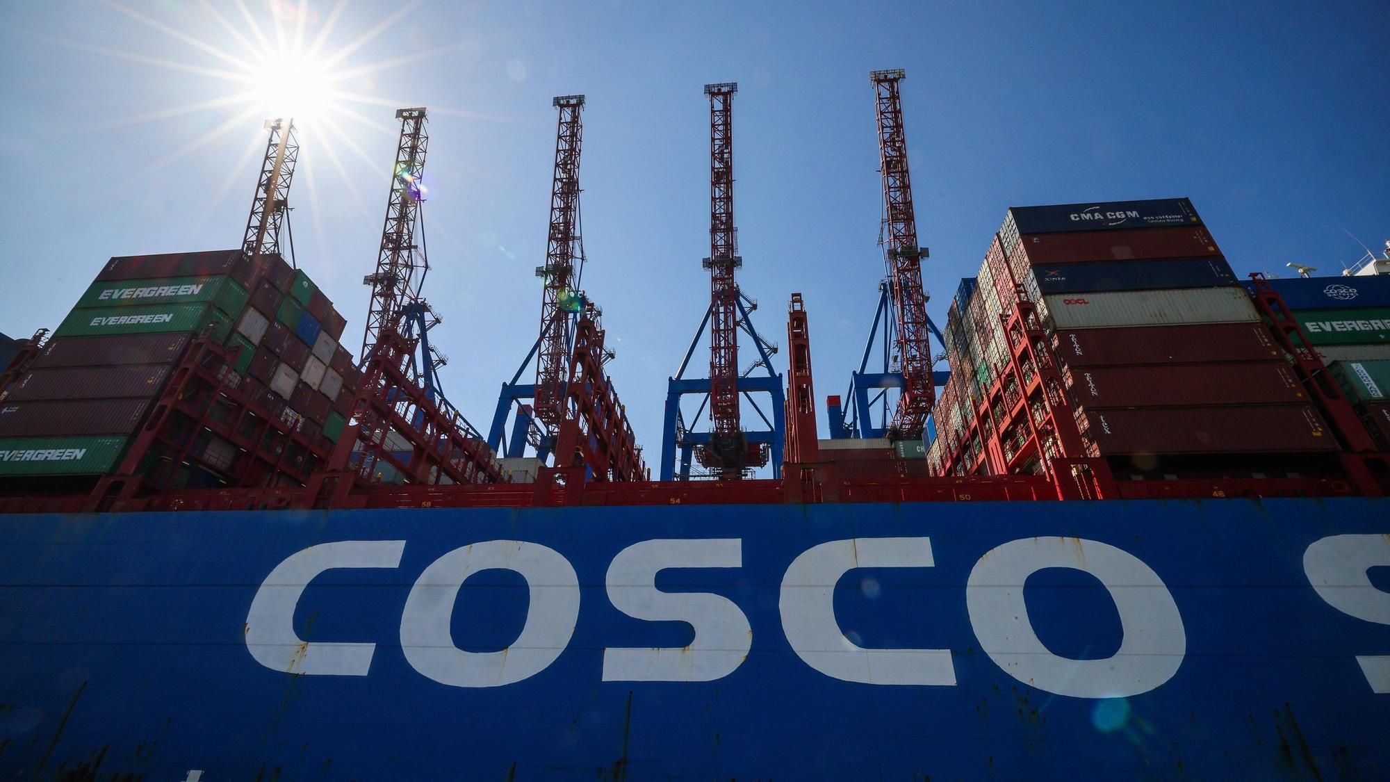 Das Containerschiff „CSCL Pacific Ocean“ der Rederei Cosco liegt am Terminal Tollerort der Hamburger Hafen und Logistik AG.