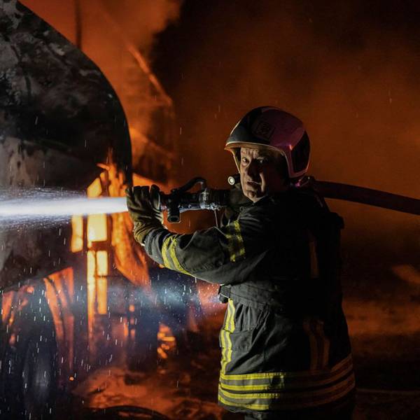 Dieses vom ukrainischen Ministerium für Notfallsituationen zur Verfügung gestellten Foto zeigt einen Feuerwehrmann bei Löscharbeiten nach Raketenangriffen in der Nacht. Heftige Explosionen von Luftabwehrraketen haben die Einwohner in Kiew aus dem Schlaf gerissen.