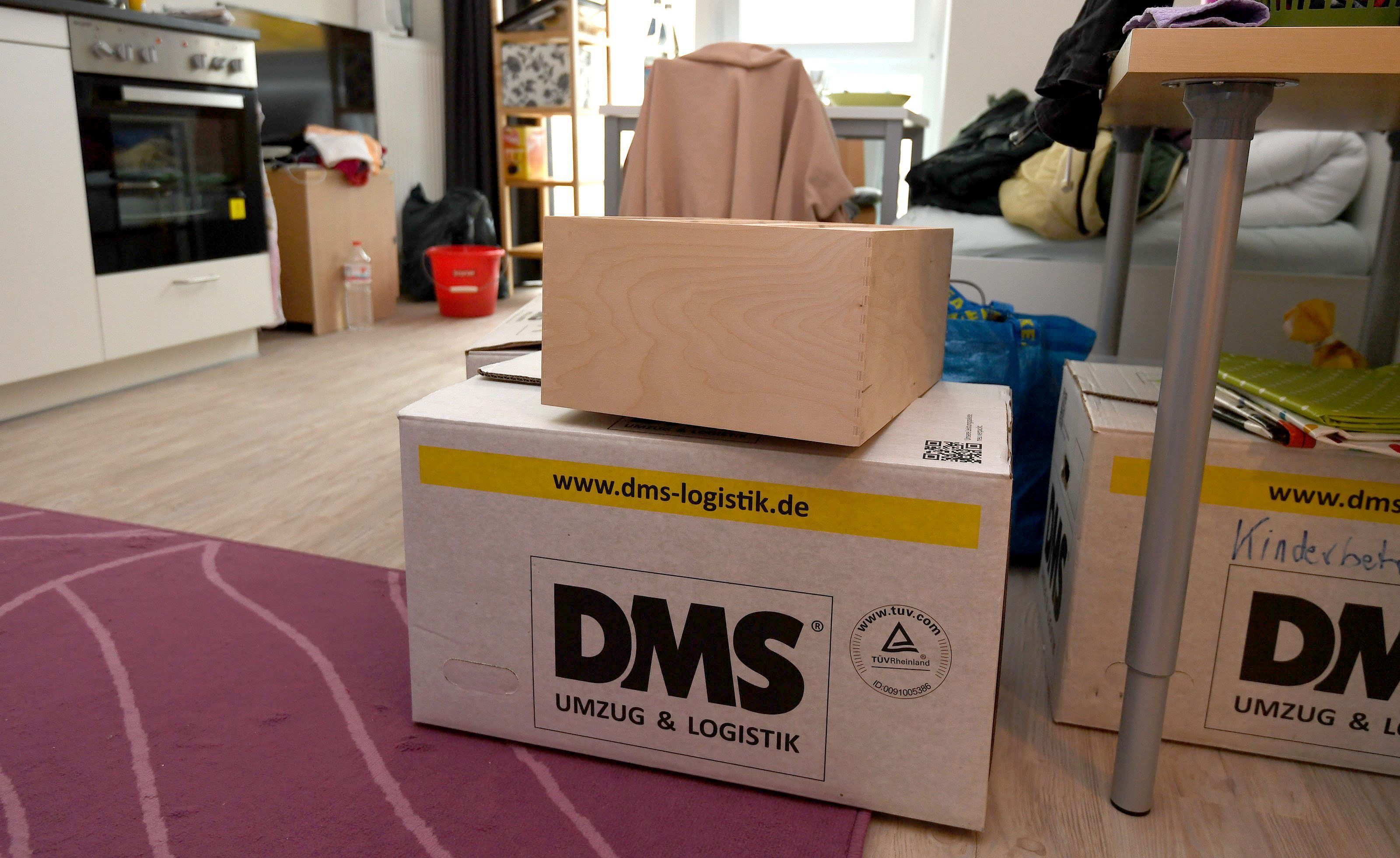 Umzugskartons von stehen in einer Wohnung auf dem Boden.