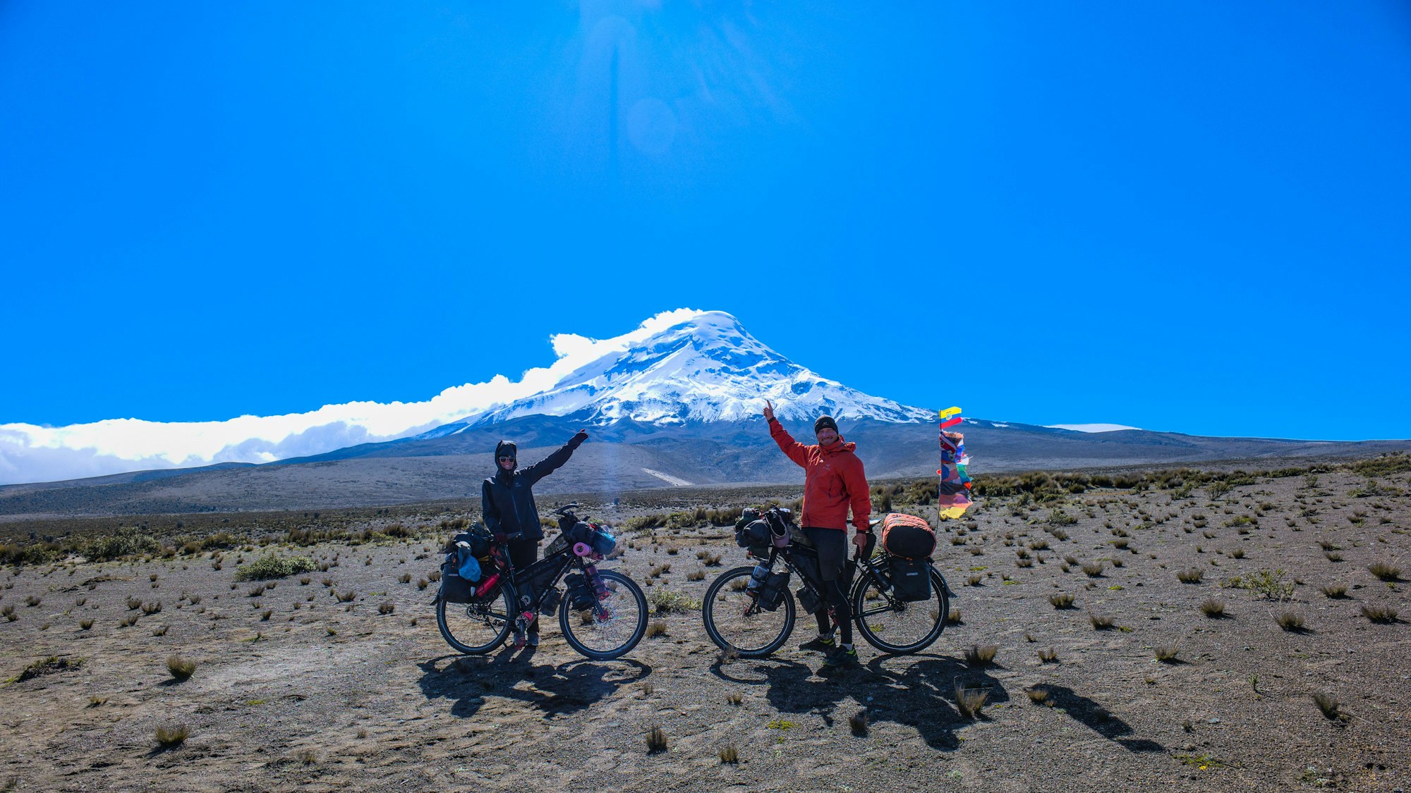 Jasmin und Sebastian Podtschaske stehen mit ihren Fahrrädern vor einem Berg.