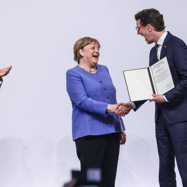 1Die frühere Kanzlerin Angela Merkel (l, CDU) nimmt von Hendrik Wüst (r, CDU), Ministerpräsident von Nordrhein-Westfalen, neben ihrer Laudatorin, Christine Lagarde (l), Präsidentin der Europäischen Zentralbank, den Staatspreises des Landes, entgegen.