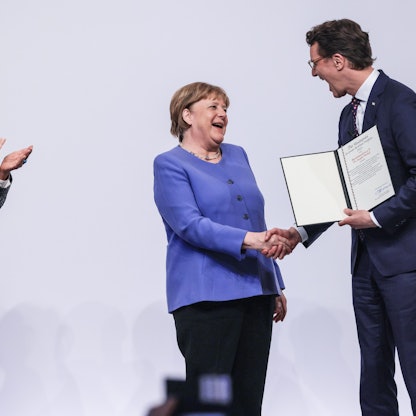 1Die frühere Kanzlerin Angela Merkel (l, CDU) nimmt von Hendrik Wüst (r, CDU), Ministerpräsident von Nordrhein-Westfalen, neben ihrer Laudatorin, Christine Lagarde (l), Präsidentin der Europäischen Zentralbank, den Staatspreises des Landes, entgegen.