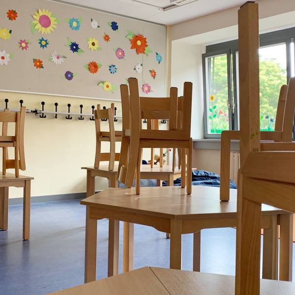 Im Hortraum einer Grundschule in Prenzlauer Berg sind die Stühle für die Reinigung auf die Tische gestellt worden. (Symbolfoto)