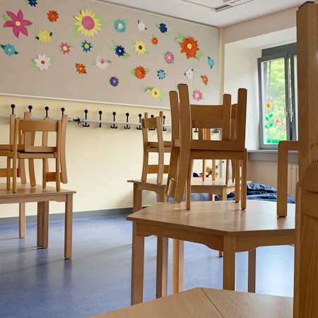 Im Hortraum einer Grundschule in Prenzlauer Berg sind die Stühle für die Reinigung auf die Tische gestellt worden. (Symbolfoto)