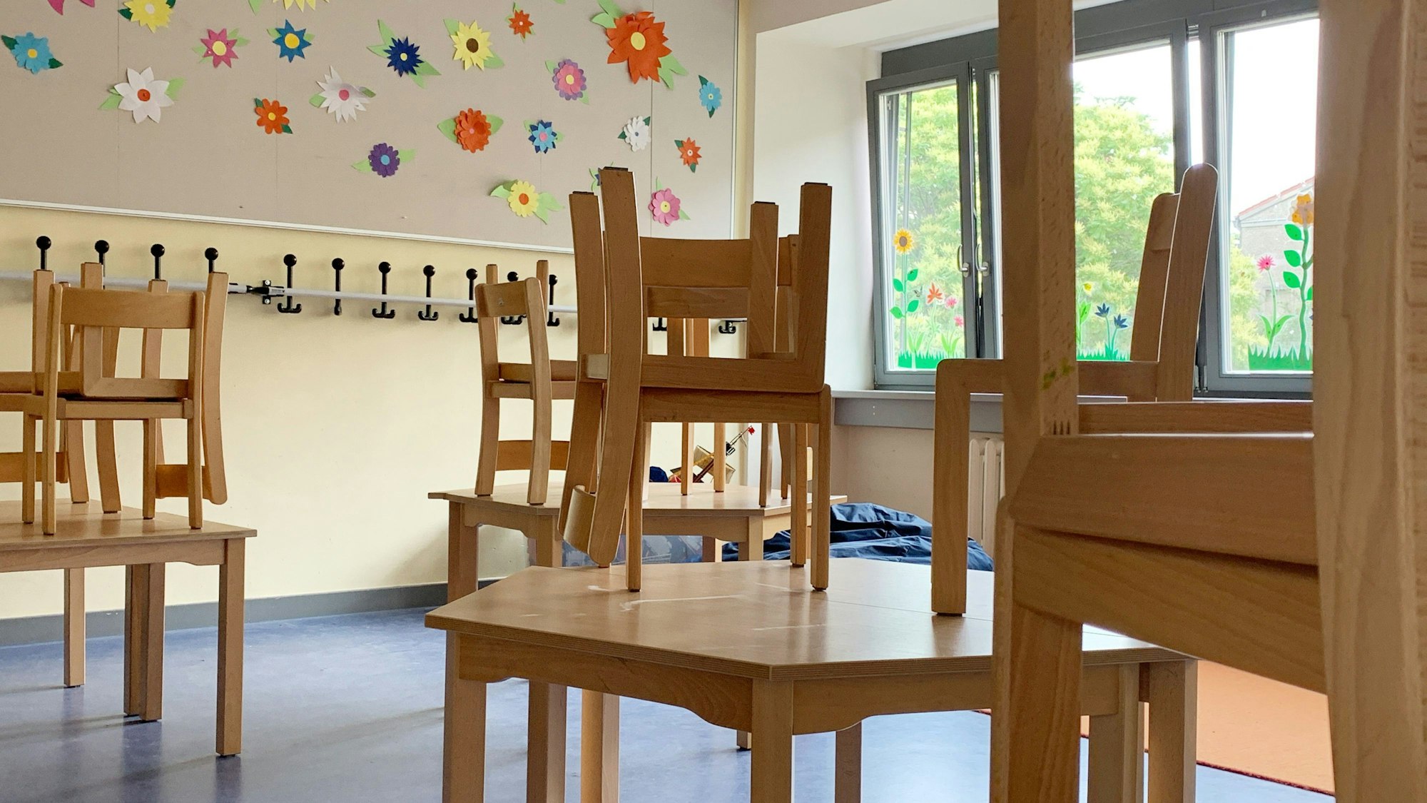 Im Hortraum einer Grundschule in Prenzlauer Berg sind die Stühle für die Reinigung auf die Tische gestellt worden. (Symbolfoto)