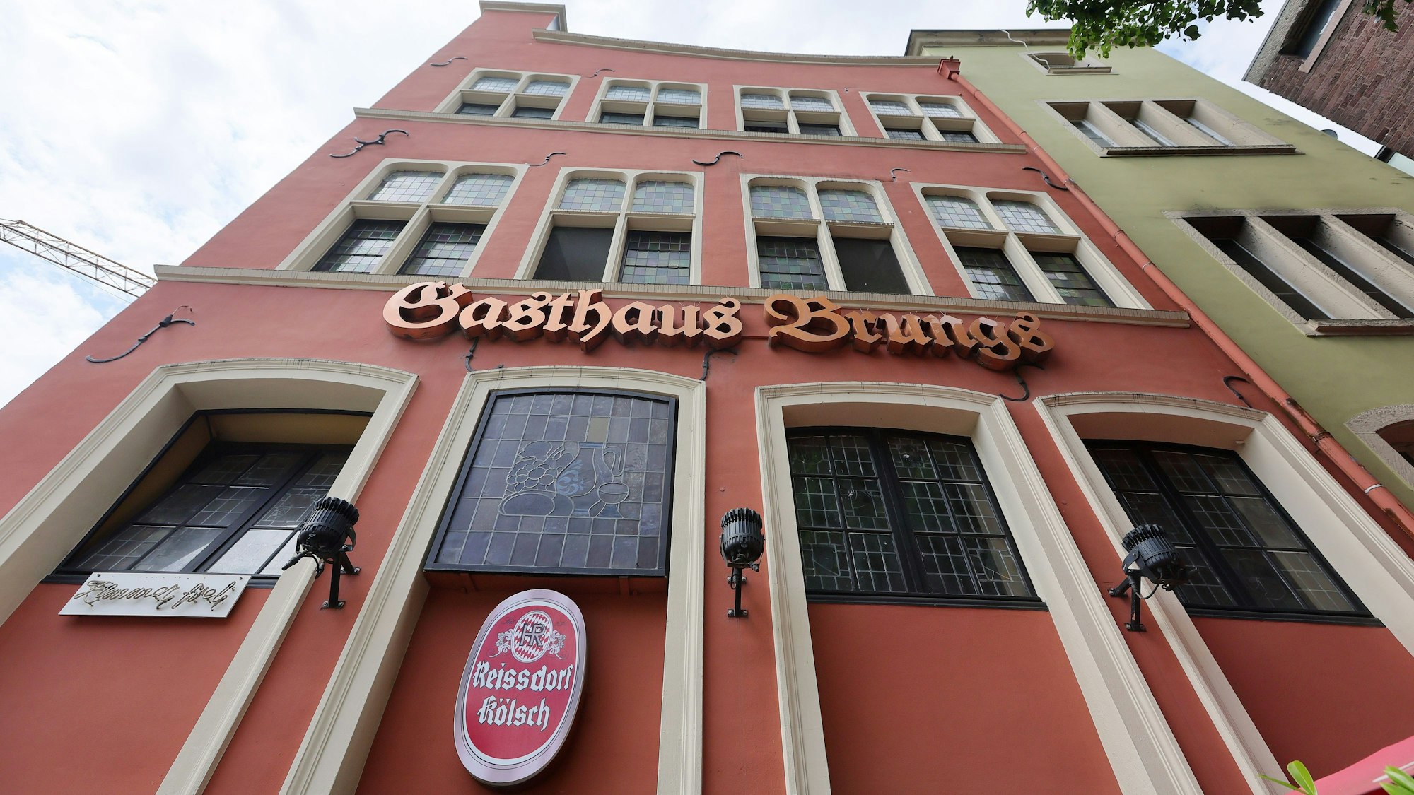 Das Bild zeigt die Außenansicht des Weinhaus Brungs.