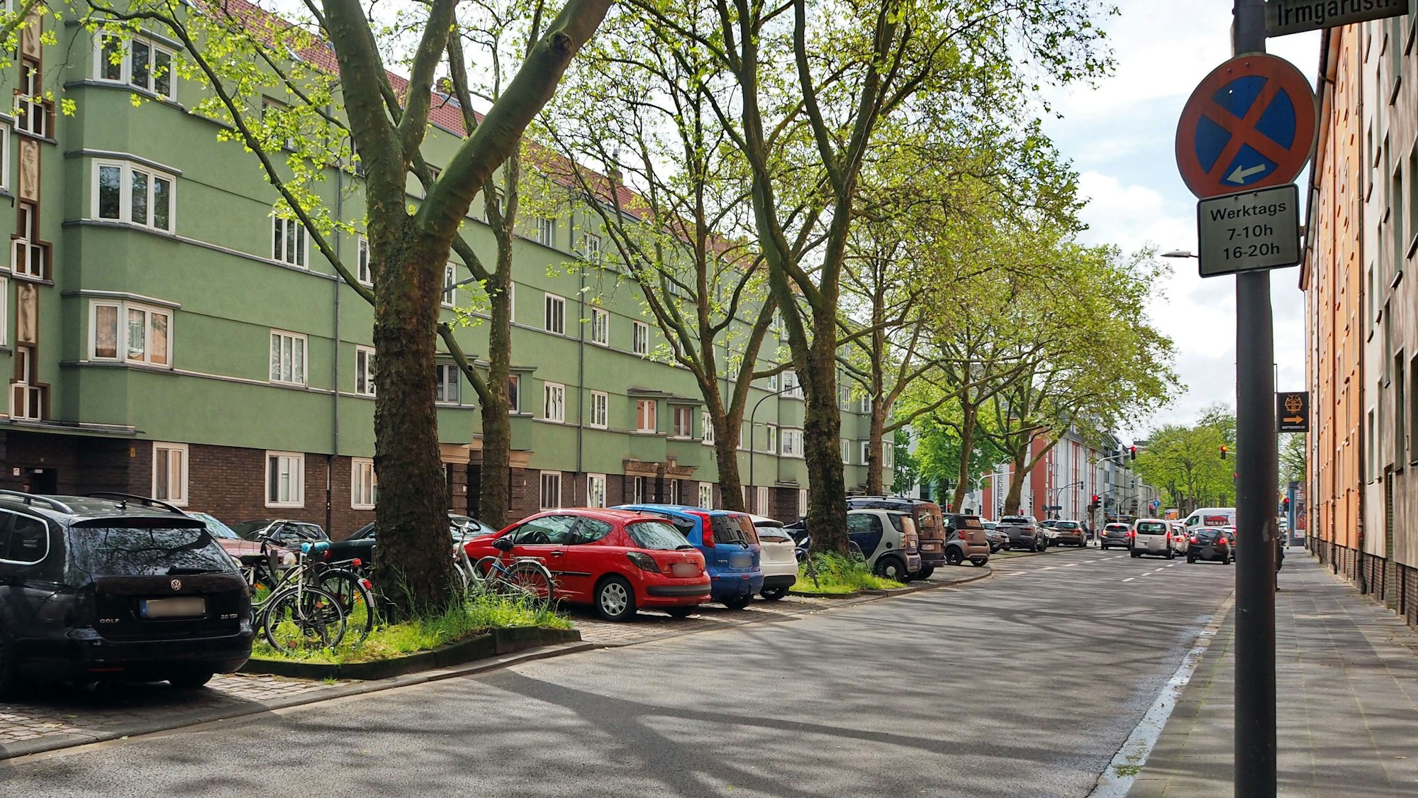 Die Vorgebirgstraße in Köln-Zollstock mit schräg parkenden Autos auf der linken Seite. Auf der rechten Fahrbahnseite soll ein Fahrradschutzstreifen hin.