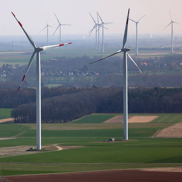 ARCHIV - 22.03.2022, Nordrhein-Westfalen, Heinsberg: Windräder einer Windenergieanlage des Landesverbandes Erneuerbare Energien NRW (LEE NRW) drehen sich im Windpark Heinsberg-Straeten. Beim Ausbau von Windrädern an Land ist aus Sicht der Branche ein Ende der Flaute in Sicht. (zu dpa: «Bei Windrädern ist Ende der Ausbauflaute in Sicht») Foto: Oliver Berg/dpa +++ dpa-Bildfunk +++