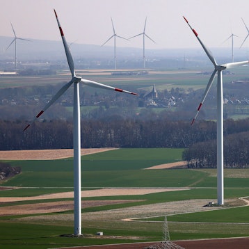 ARCHIV - 22.03.2022, Nordrhein-Westfalen, Heinsberg: Windräder einer Windenergieanlage des Landesverbandes Erneuerbare Energien NRW (LEE NRW) drehen sich im Windpark Heinsberg-Straeten. Beim Ausbau von Windrädern an Land ist aus Sicht der Branche ein Ende der Flaute in Sicht. (zu dpa: «Bei Windrädern ist Ende der Ausbauflaute in Sicht») Foto: Oliver Berg/dpa +++ dpa-Bildfunk +++
