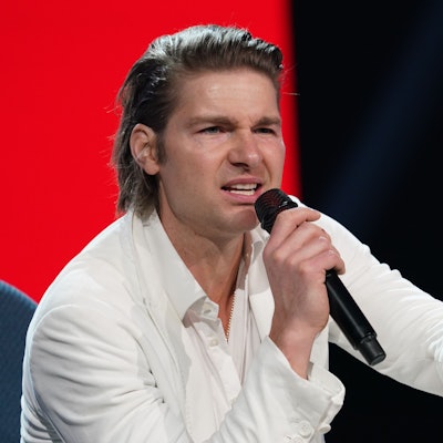 Influencer Jeremy Fragance spricht auf der Red Stage auf der Digital-Messe OMR in den Messehallen. Wegen sexistischer Aussagen steht er nun in der Kritik.