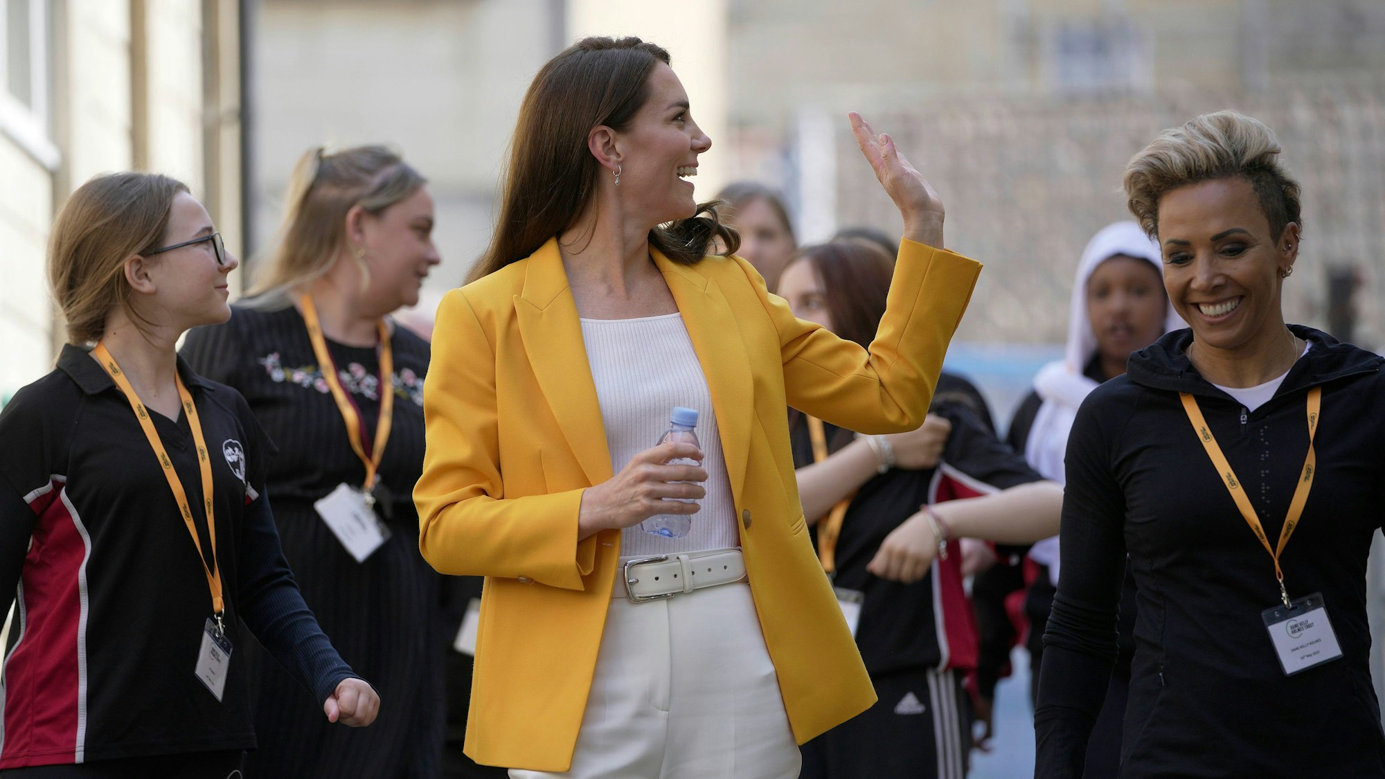 Die britische Prinzessin Kate von Wales winkt bei ihrem Besuch des „Dame Kelly Holmes Trust“.