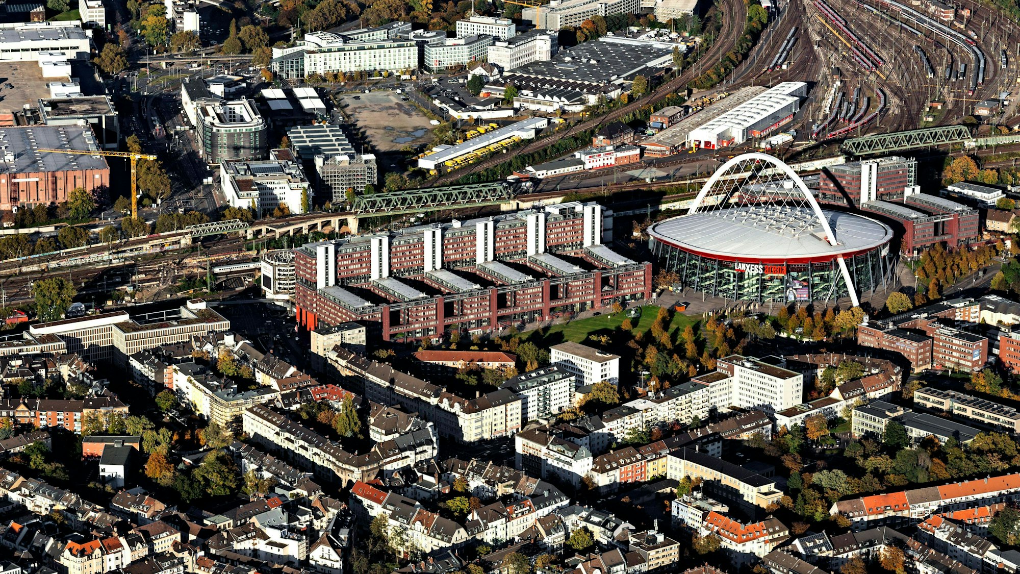 Köln-Arena, Lanxess-Arena, umgangssprachlich Henkelmännchen, und Kölner Stadthaus, technisches Rathaus, Deutz, Köln