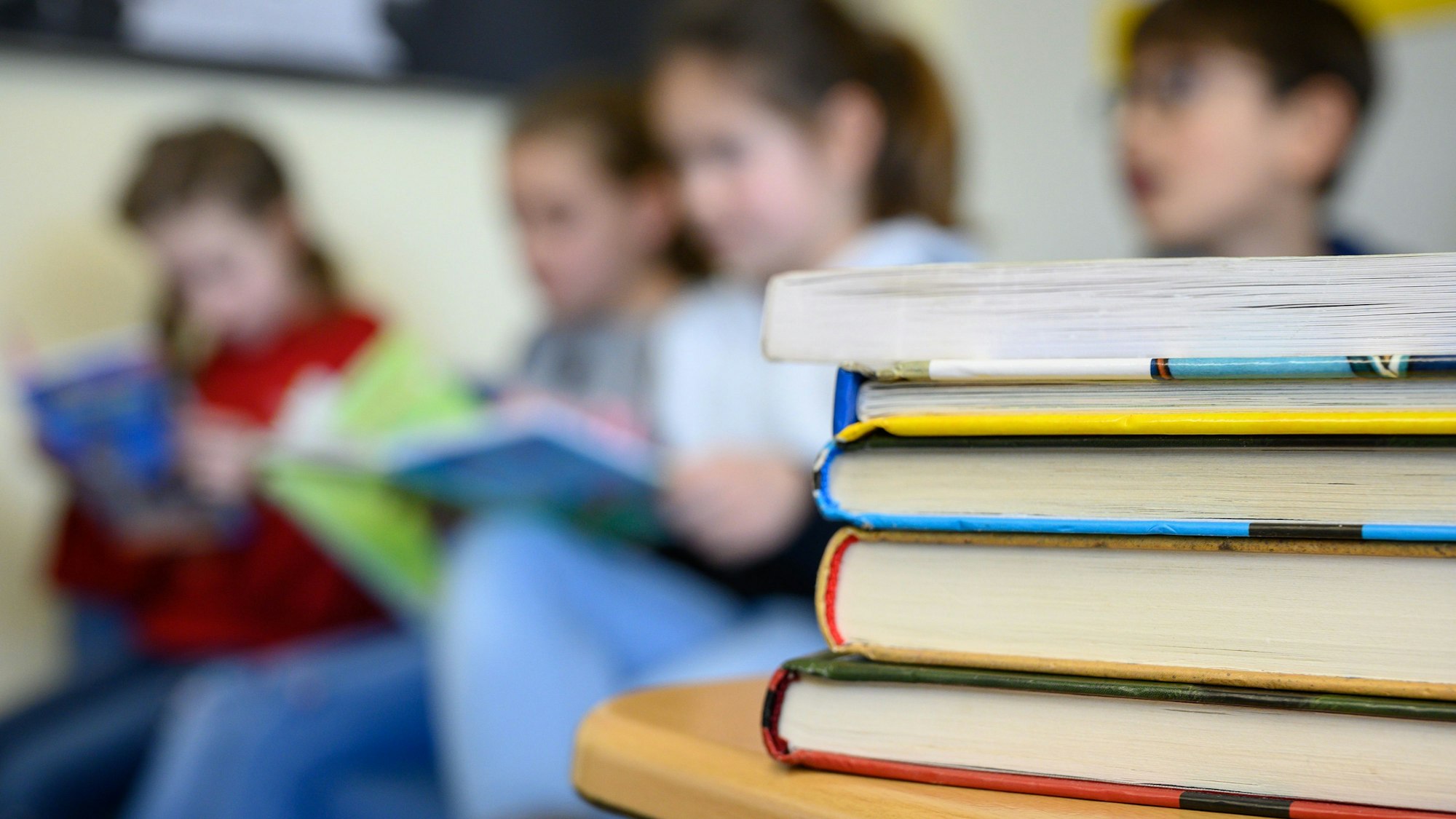 ARCHIV - 10.12.2019, Baden-Württemberg, Stuttgart: Kinder lesen in einer Grundschule. Jeder vierte Viertklässler in Deutschland kann einer Studie zufolge nicht richtig lesen. Das geht aus der am Dienstag in Berlin vorgestellten internationalen Grundschul-Lese-Untersuchung (Iglu) hervor. (zu dpa: «Jeder vierte Viertklässler kann nicht richtig lesen») Foto: Sebastian Gollnow/dpa +++ dpa-Bildfunk +++