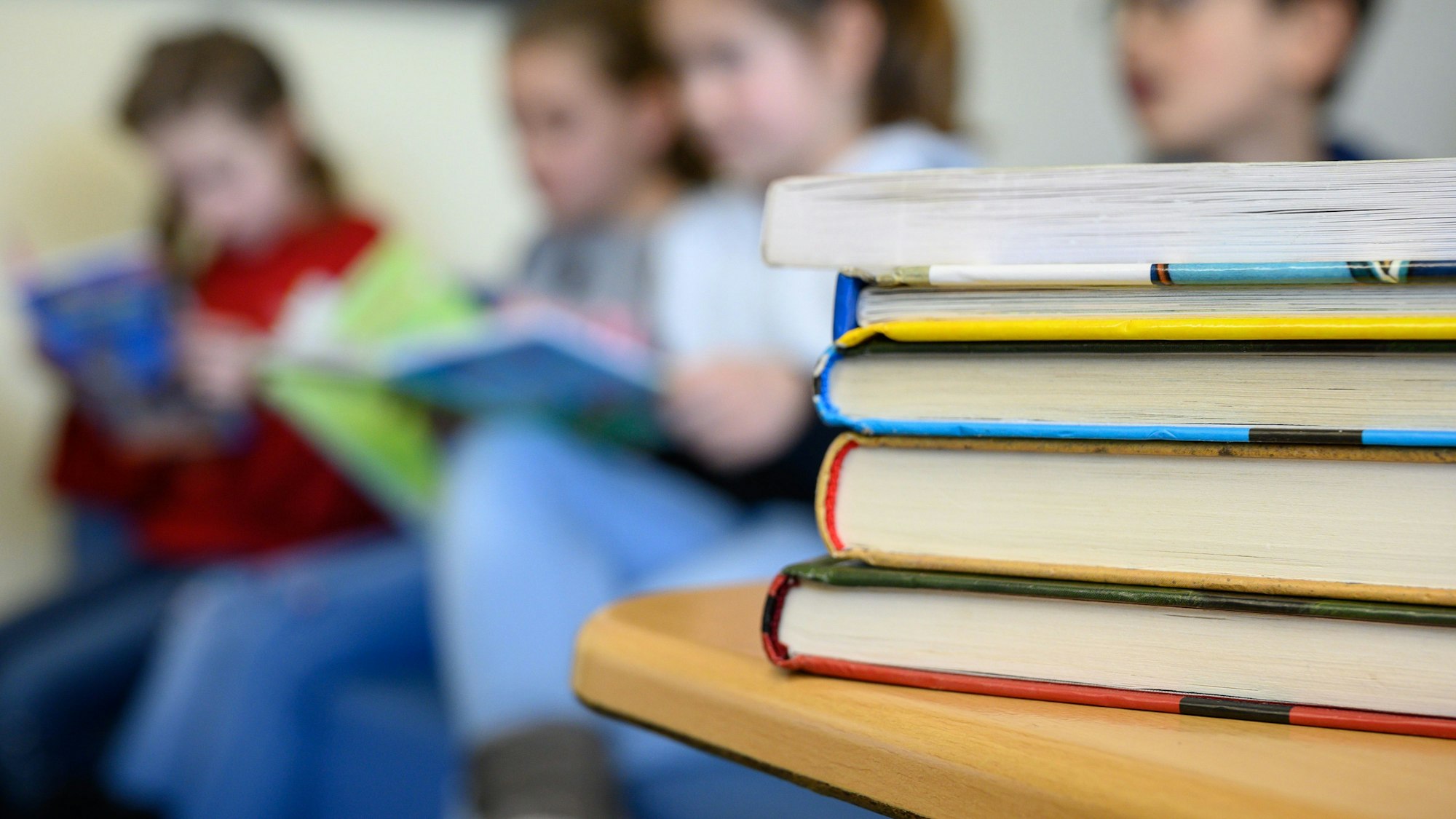 ARCHIV - 10.12.2019, Baden-Württemberg, Stuttgart: Kinder lesen in einer Grundschule. Jeder vierte Viertklässler in Deutschland kann einer Studie zufolge nicht richtig lesen. Das geht aus der am Dienstag in Berlin vorgestellten internationalen Grundschul-Lese-Untersuchung (Iglu) hervor. (zu dpa: «Jeder vierte Viertklässler kann nicht richtig lesen») Foto: Sebastian Gollnow/dpa +++ dpa-Bildfunk +++