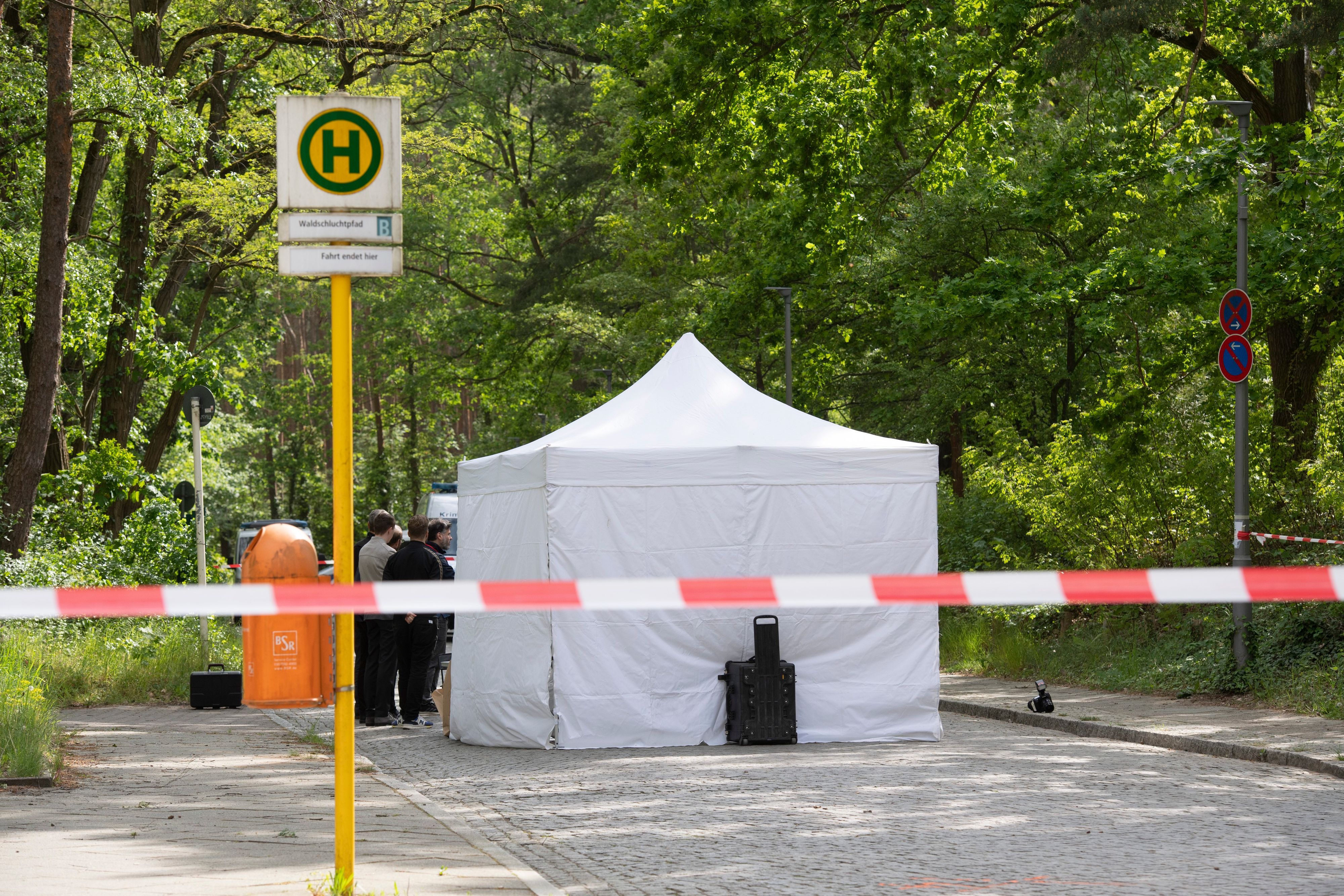 16.05.2023, Berlin: Ein Untersuchungszelt steht an einer Bushaltestelle in Berlin-Gatow. Darunter liegt die Leiche eines Mannes, der gegen Mittag erschossen wurde. Der Tatverdächtige befindet sich auf der Flucht. Foto: Paul Zinken/dpa +++ dpa-Bildfunk +++
