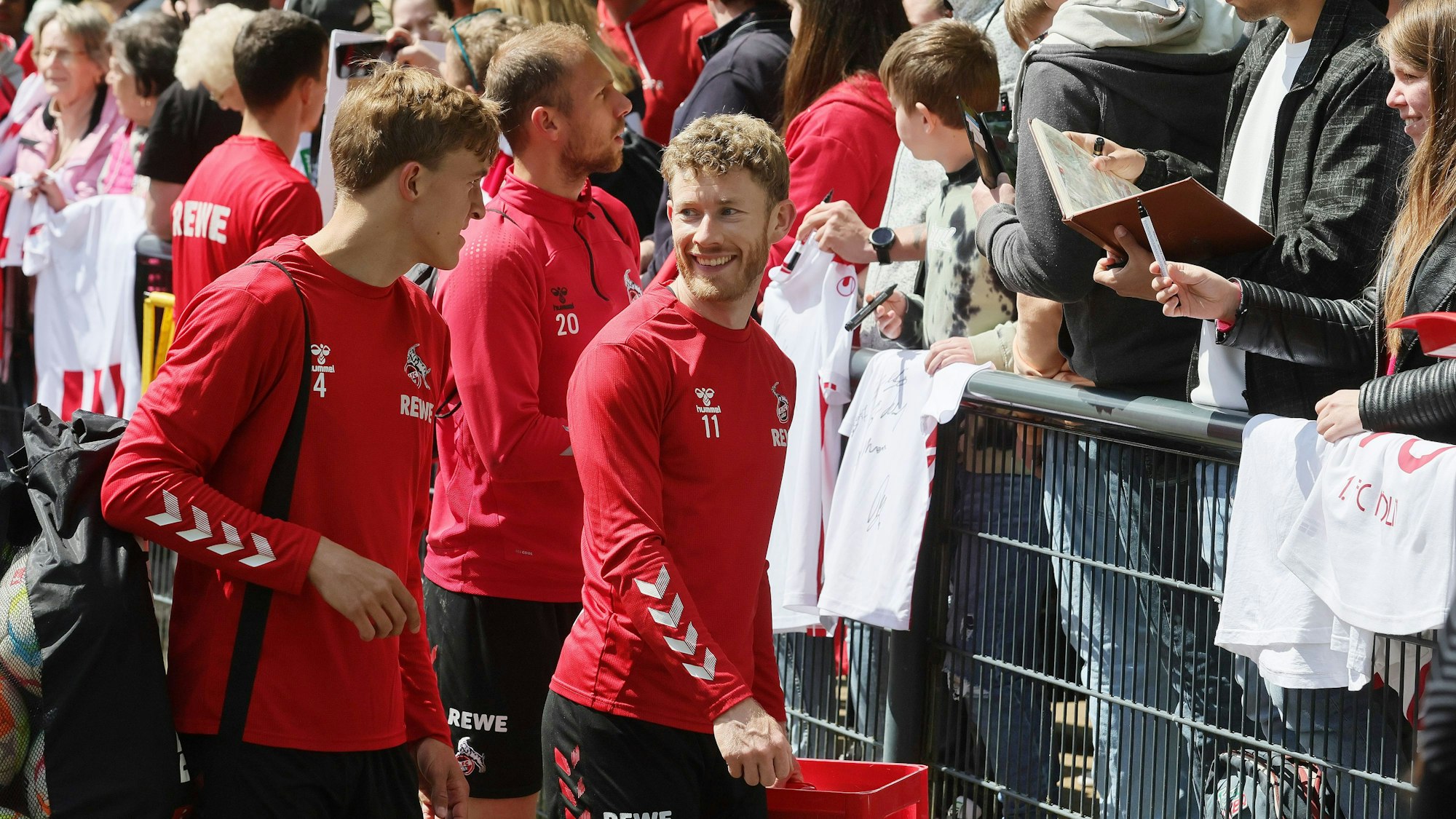Von links: Timo Hübers und Florian Kainz geben Autogramme am Geißbockheim.