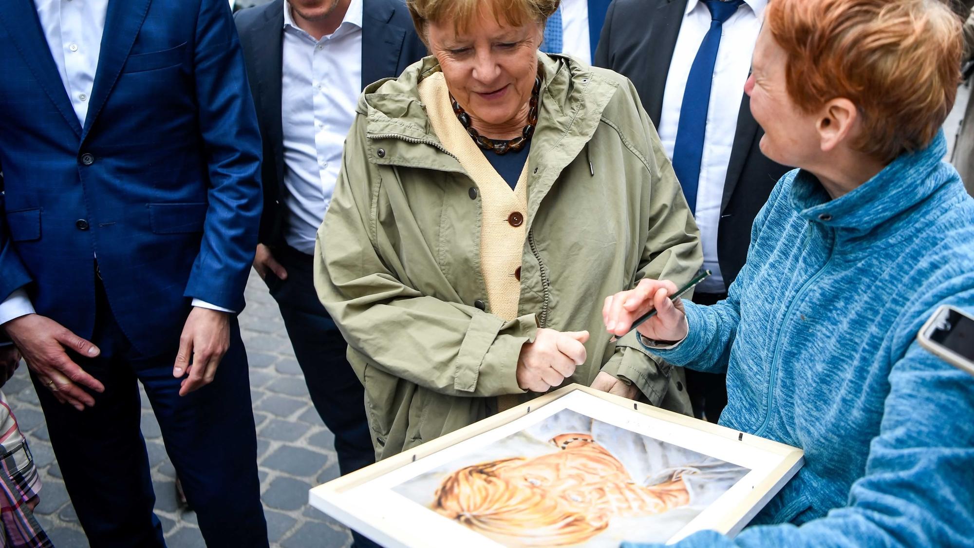Die Künstlerin Gaby Kutz bat Angela Merkel um ein Autogramm auf einem Kunstdruck ihres eigenen Konterfeis.