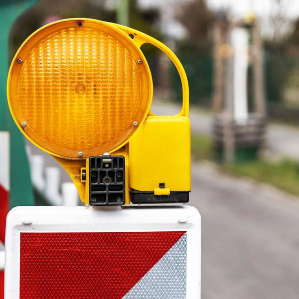Eine Warnleuchte an einer Baustelle auf der Straße ist abgebildet.