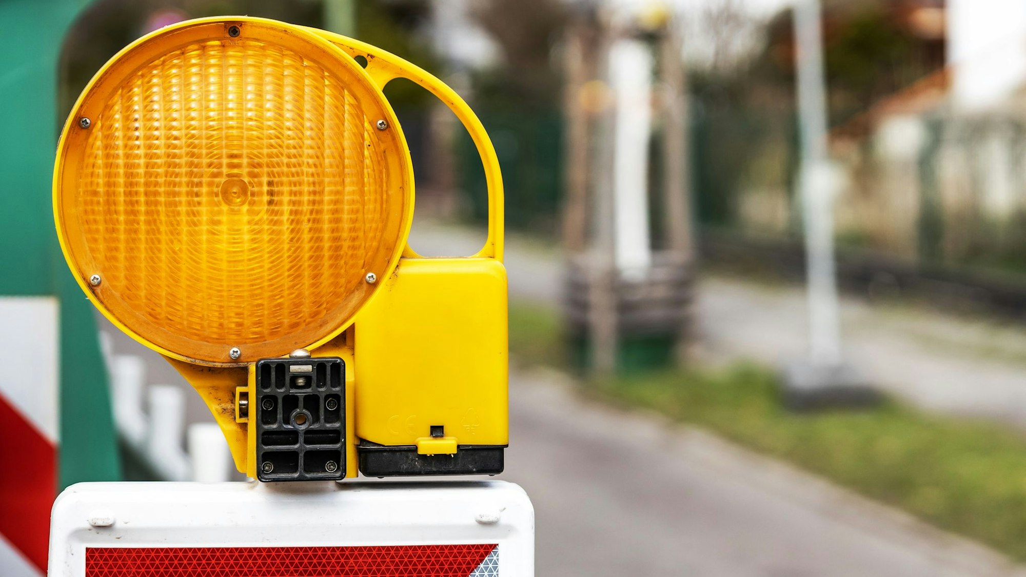 Eine Warnleuchte an einer Baustelle auf der Straße ist abgebildet.