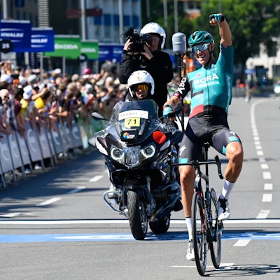 Jubelnd überquert der Hürther Nils Politt die Ziellinie von Rund um Köln im Jahre 2022. Es ist sein Heimrennen.