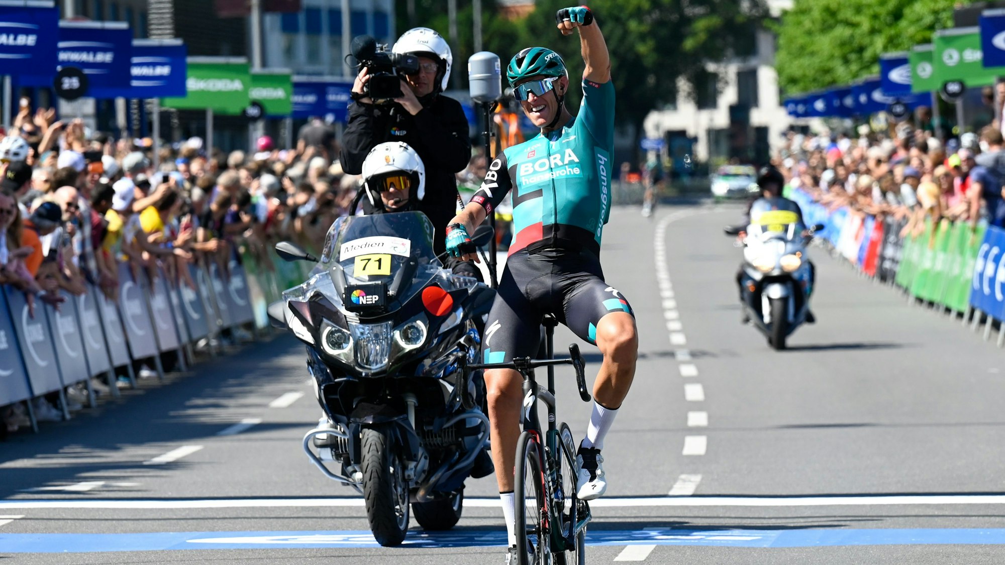 Jubelnd überquert der Hürther Nils Politt die Ziellinie von Rund um Köln im Jahre 2022. Es ist sein Heimrennen.