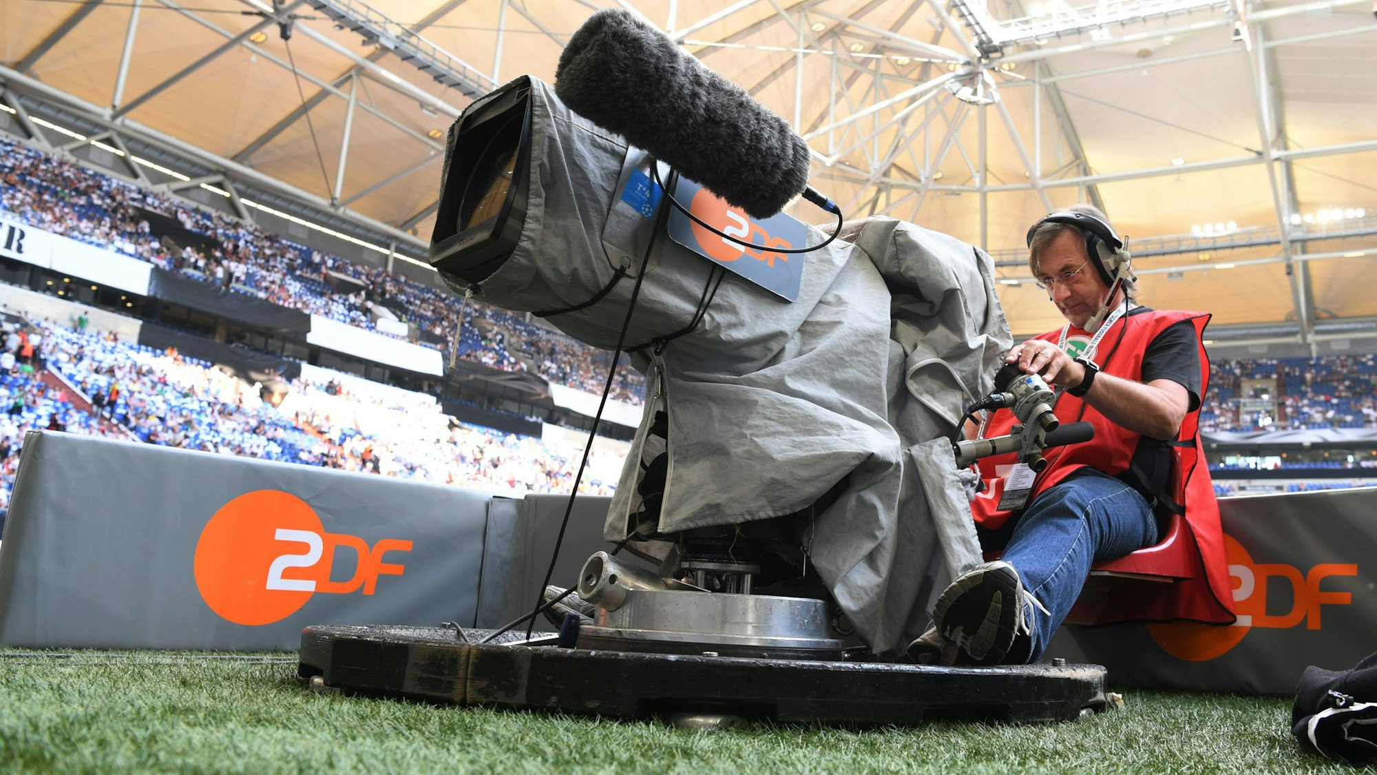 Kameramann filmt an einer TV-Kamera vom ZDF. (Symbolbild)