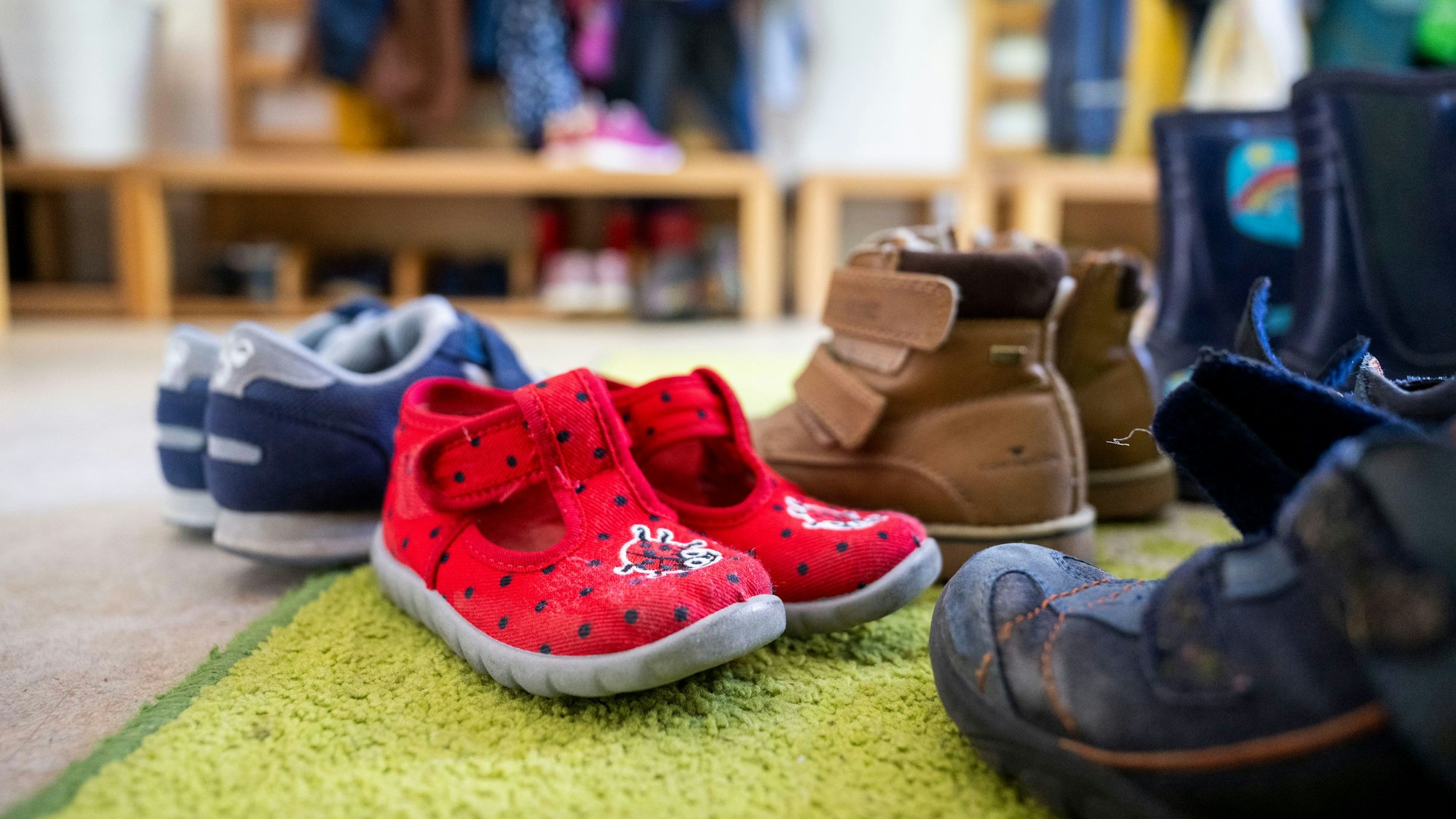 Das Foto zeigt eine Aufnahme aus einer Kita. Etwas durcheinander stehen dort die Schuhe.