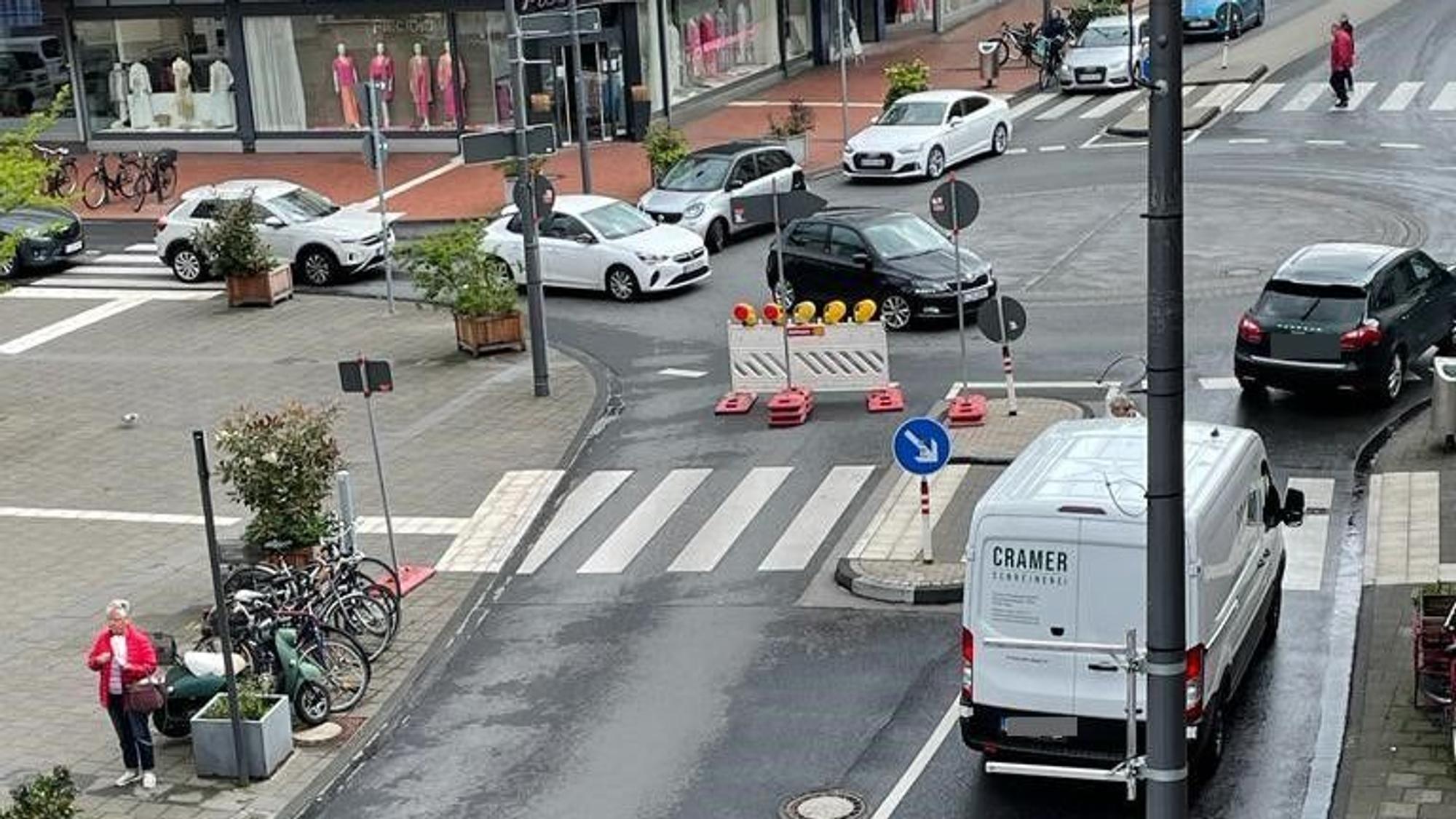 Ein Kreisel mit Autos und der gesperrten Rodenkirchener Hauptstraße.