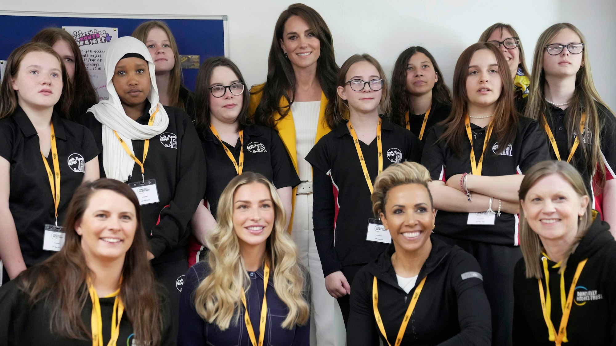 Kate, Prinzessin von Wales, posiert mit Dame Kelly Holmes (2. von rechts, vordere Reihe) und einigen der von der Wohltätigkeitsorganisation unterstützten jungen Menschen.