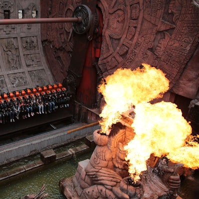 Phantasialand-Besucher im Suspended Top Spin „Talocan“.