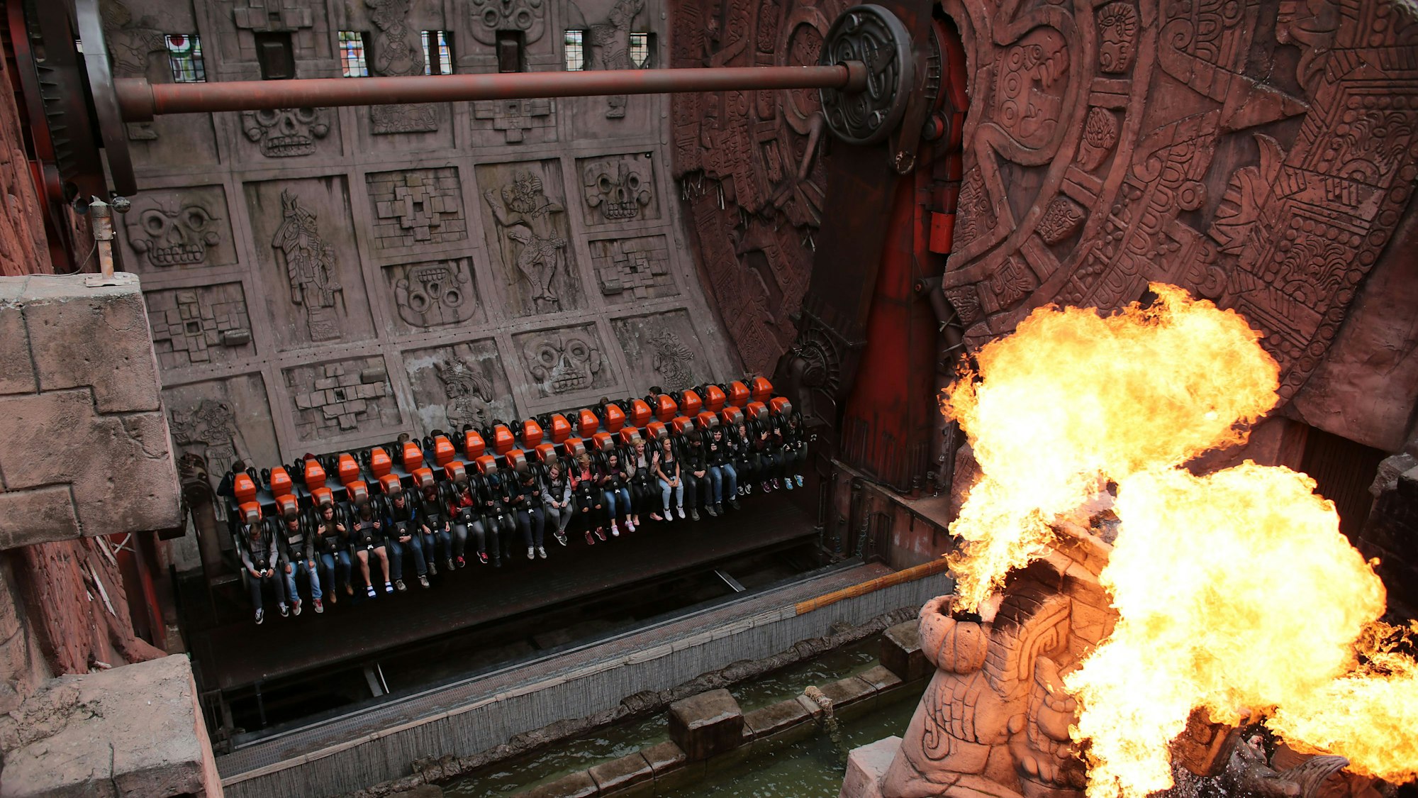 Phantasialand-Besucher im Suspended Top Spin „Talocan“.