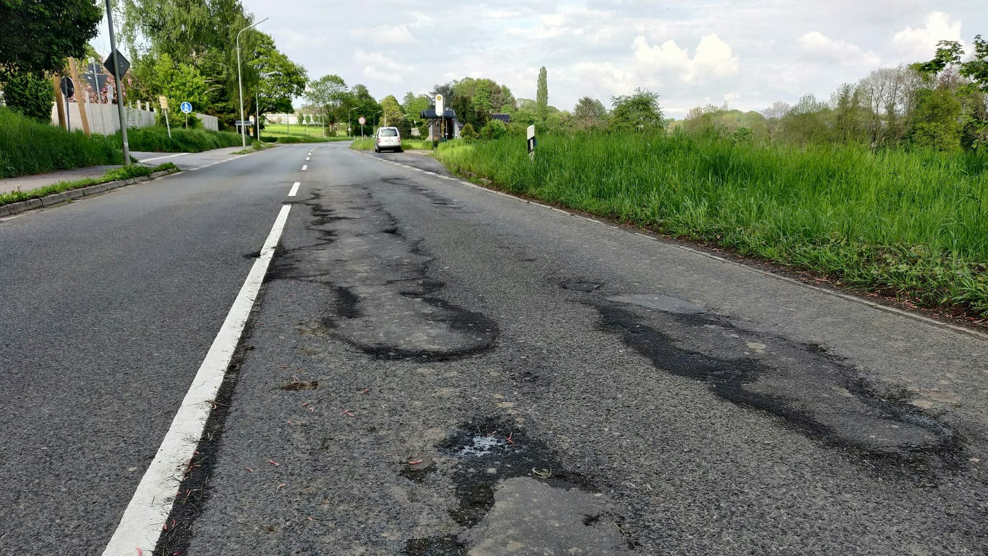 Schäden an Radweg und Fahrbahn der L294 zwischen Leichlingen und Witzhelden.