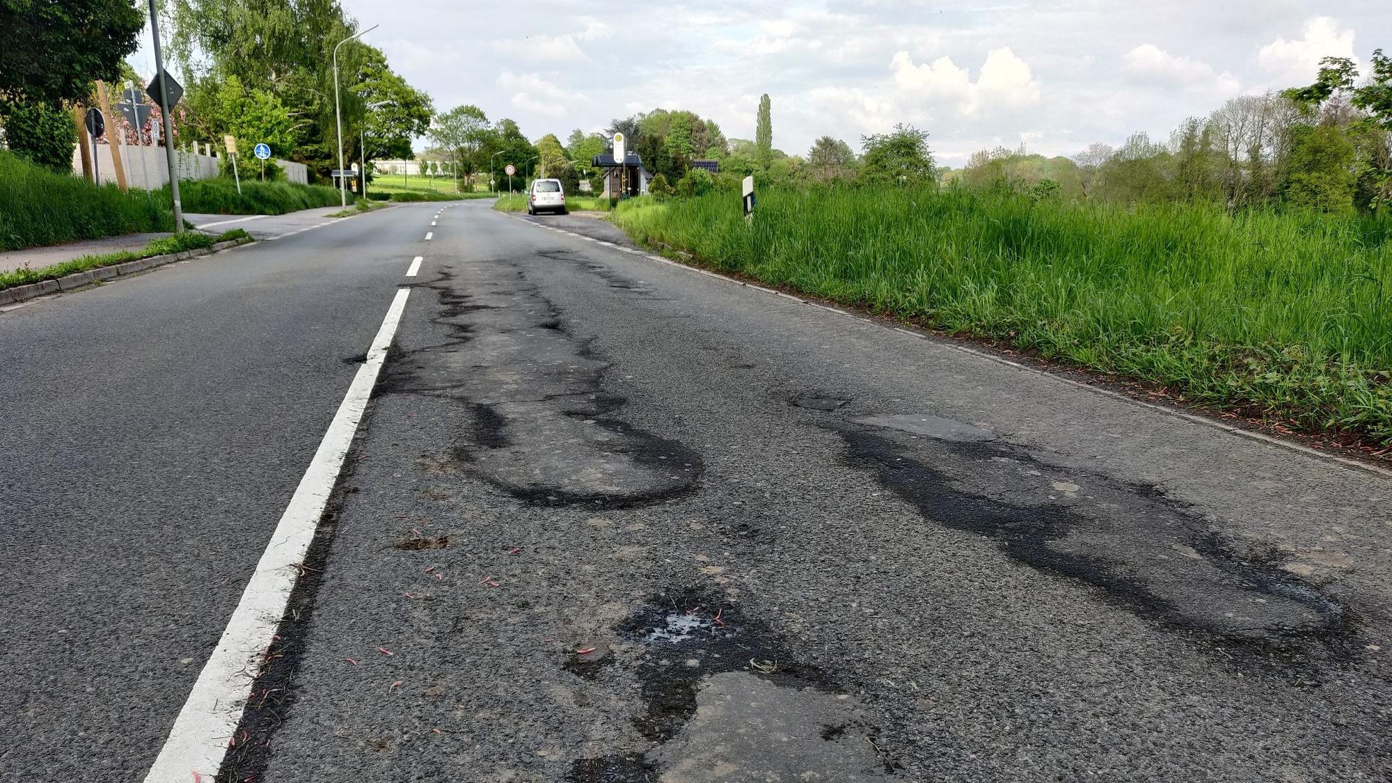 Schäden an Radweg und Fahrbahn der L294 zwischen Leichlingen und Witzhelden.