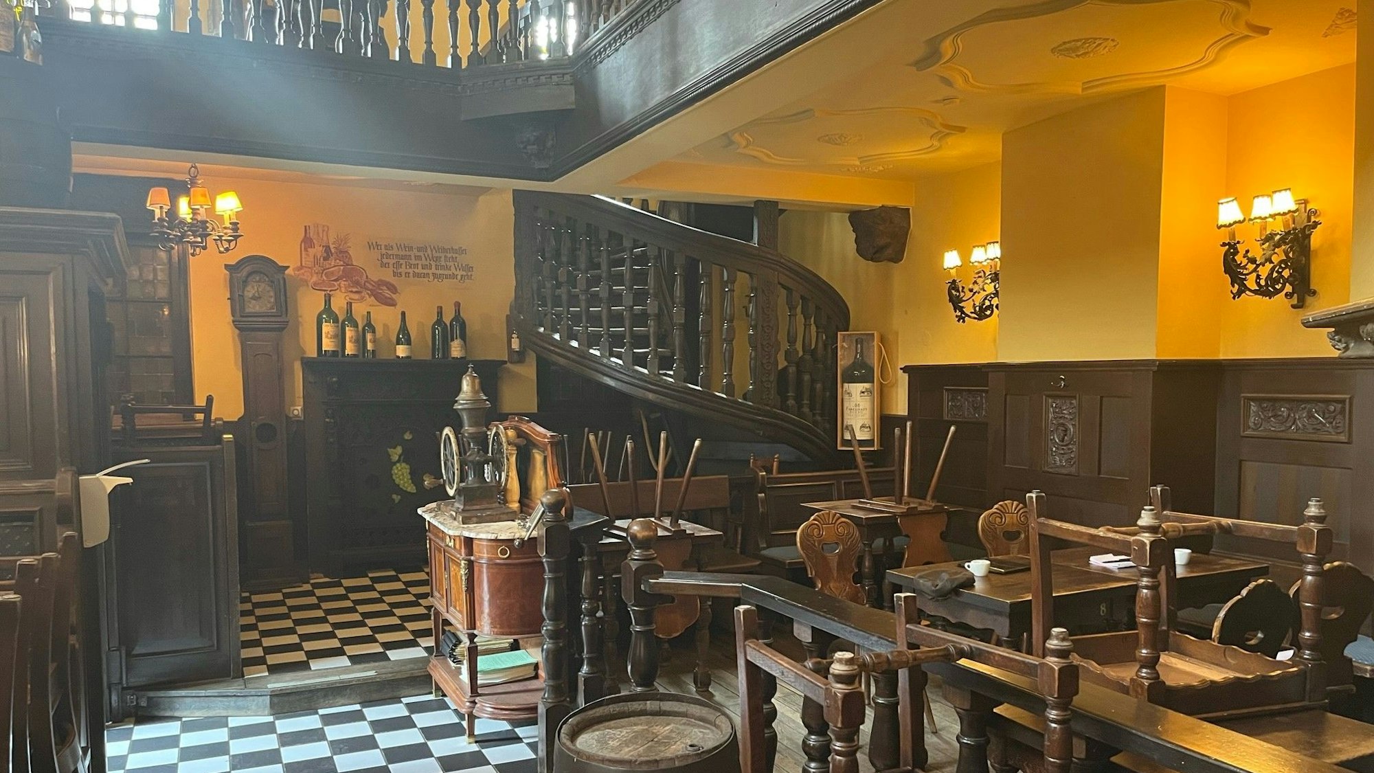 Das Bild zeigt den Wirtsraum im Weinhaus Brungs.