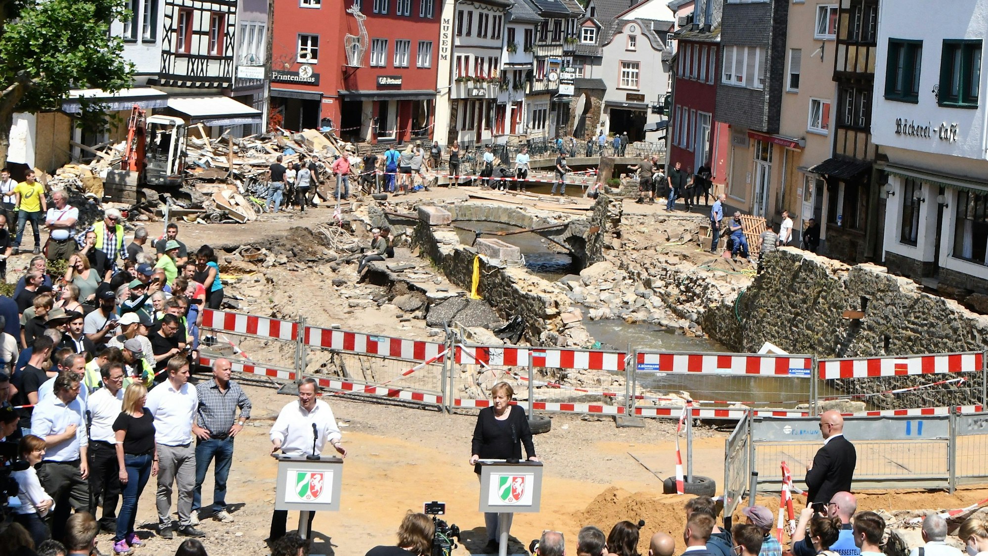 Beide nicht mehr im Amt: Nach der Flut besuchte Bundeskanzlerin Angela Merkel mit Ministerpräsident Armin Laschet die in Trümmern liegende Kurstadt.