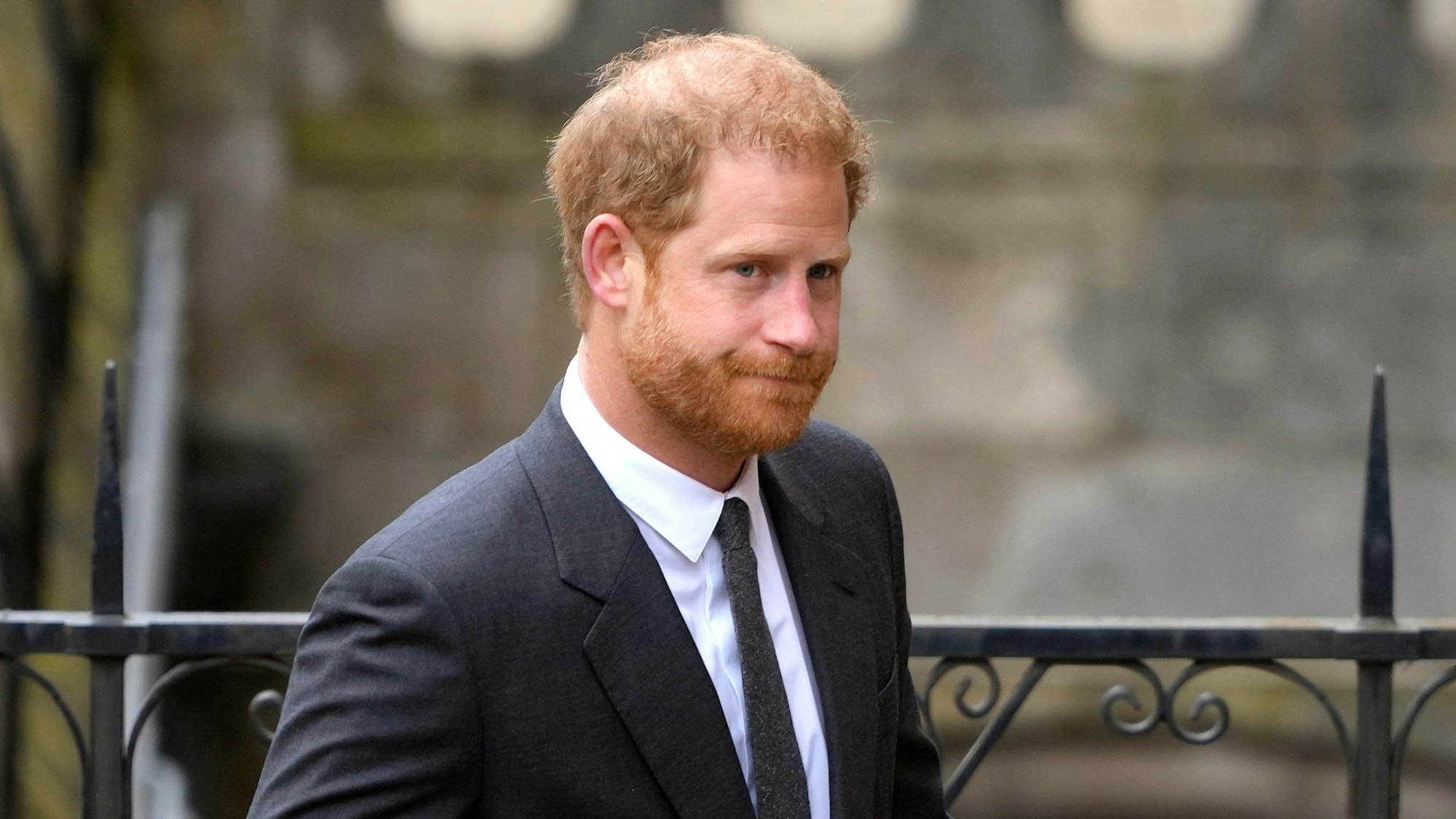 Der britische Prinz Harry kommt an den Royal Courts Of Justice in London an.