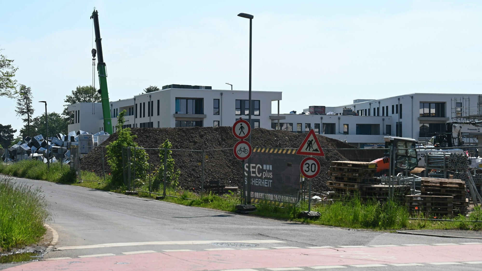 Das Foto zeigt die Baustelle der Jahnshöfe. Verbotsschilder besagen, dass Fußgänger und Radfahrer die Straße nicht passieren dürfen.