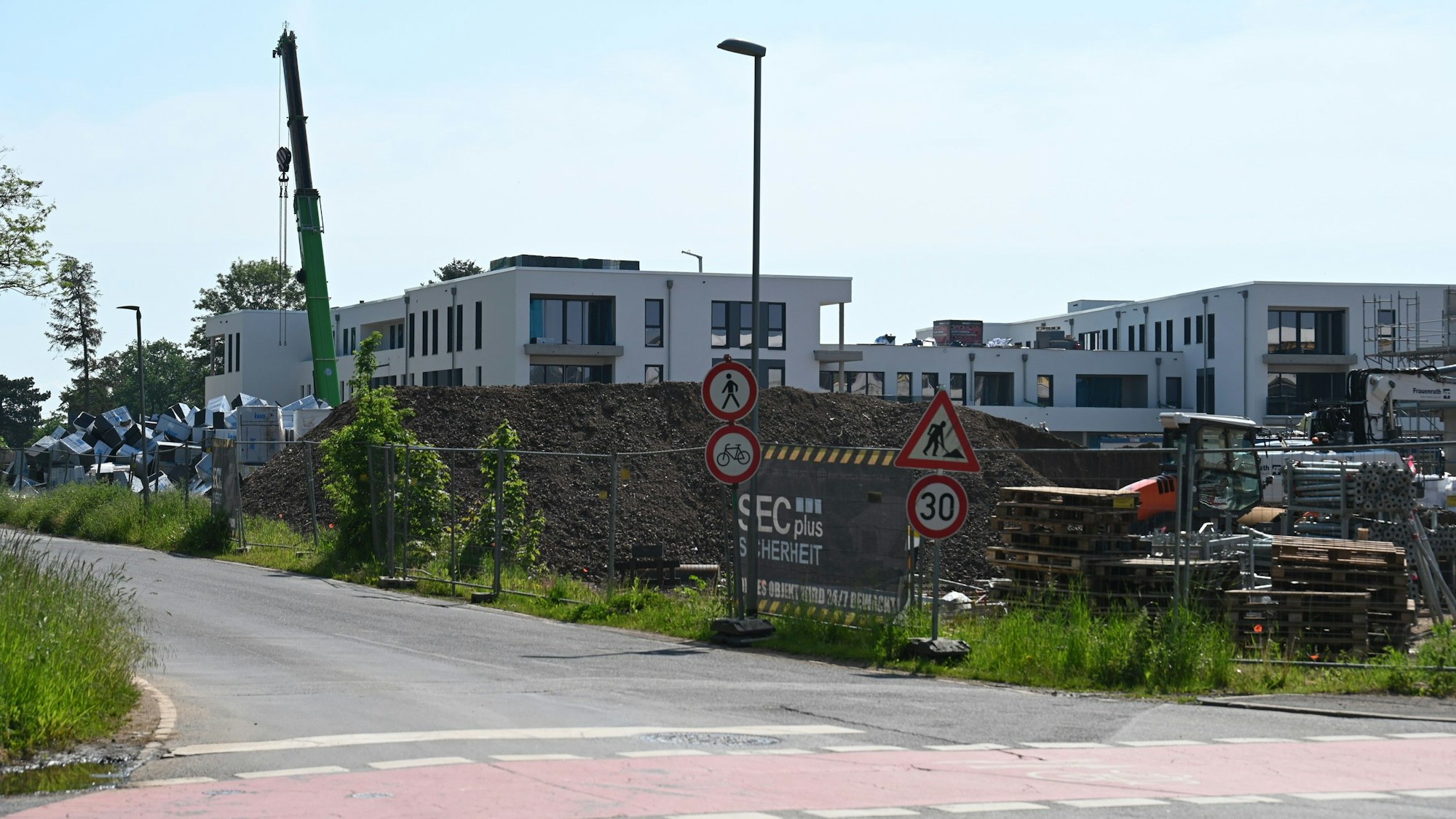 Das Foto zeigt die Baustelle der Jahnshöfe. Verbotsschilder besagen, dass Fußgänger und Radfahrer die Straße nicht passieren dürfen.