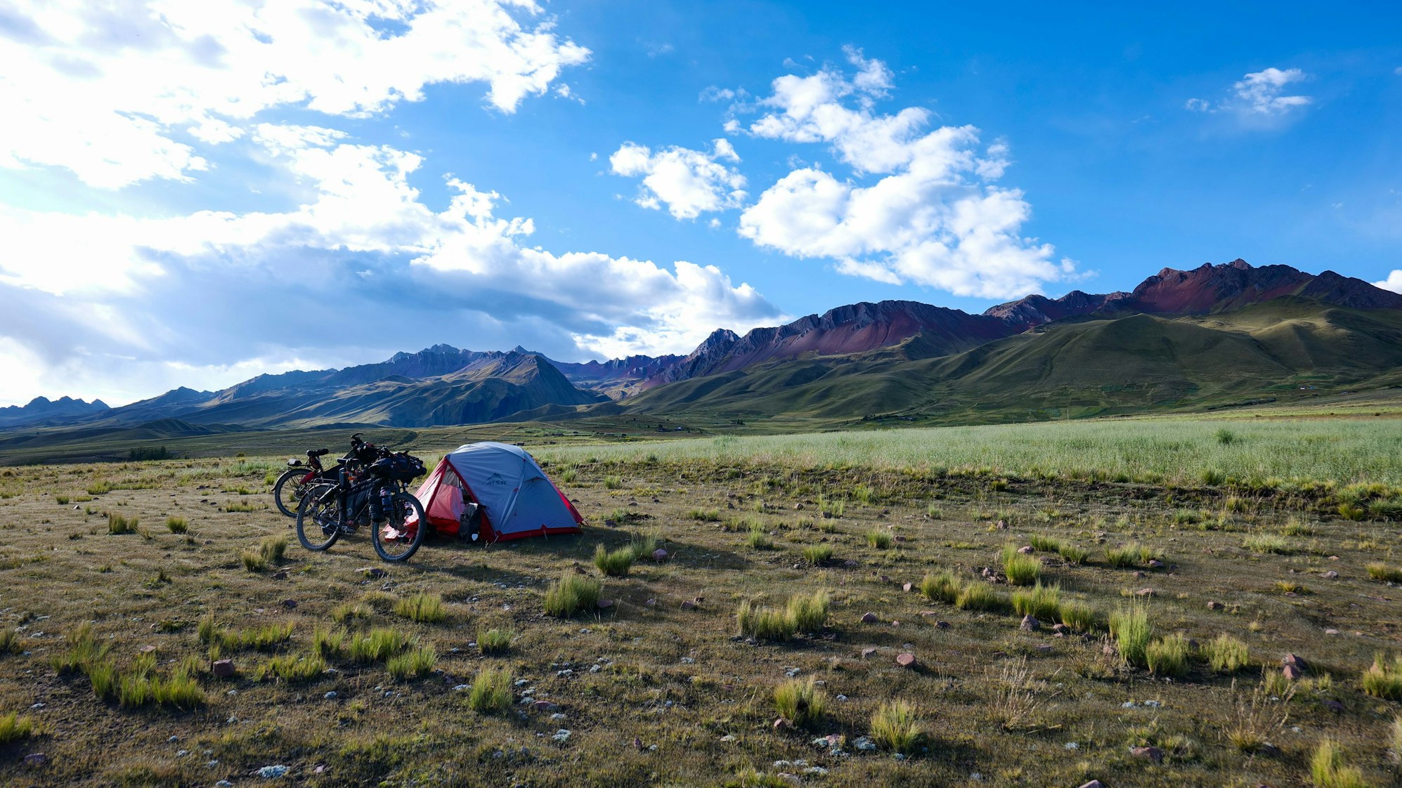 Ein Zelt und Fahrräder stehen in der bolivianischen Hochebene.