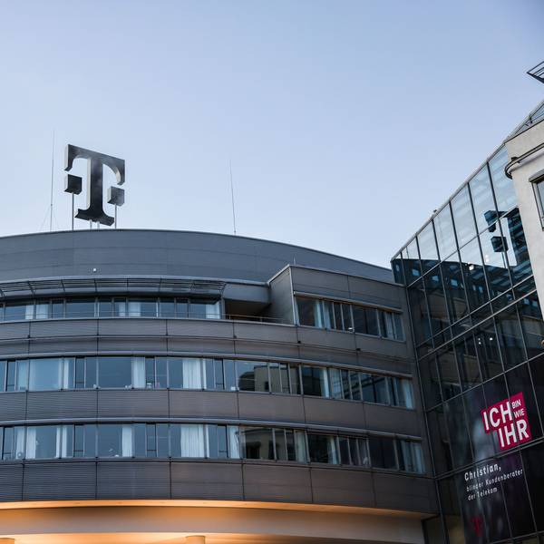 Das Logo der Zentrale der Deutschen Telekom ist am Morgen unbeleuchtet.